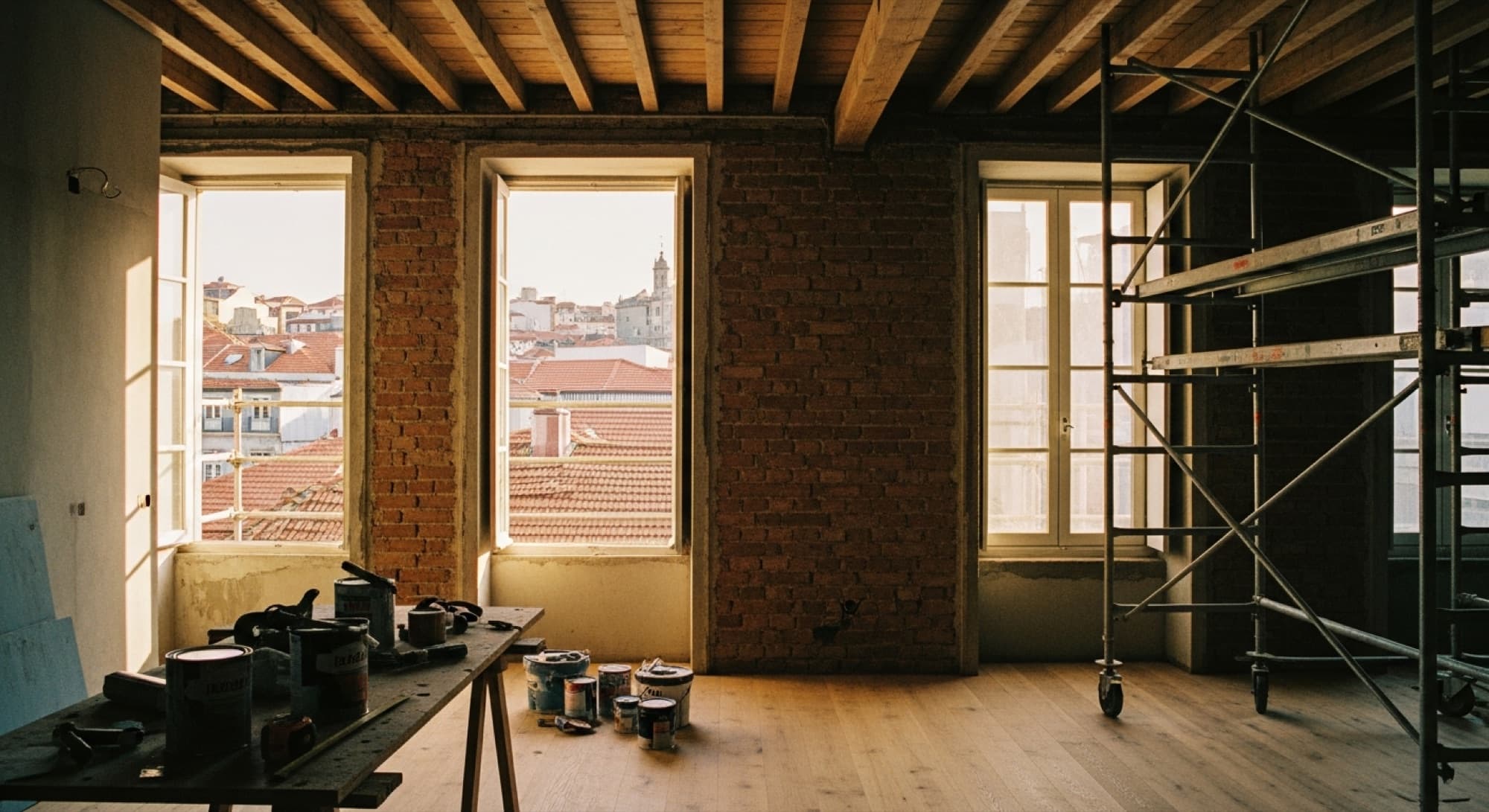 Guía práctica de 2026 para house flipping en Portugal: dónde cuadran los números, cómo los impuestos cambian la regla del 70% y qué riesgos de renovación matan el ROI.